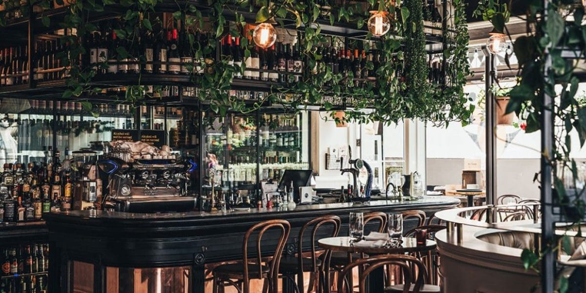 m2woman-restaurant-month