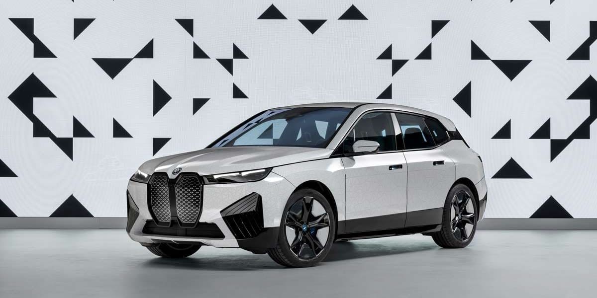 P90447348_highRes_bmw-ix-flow-featurin