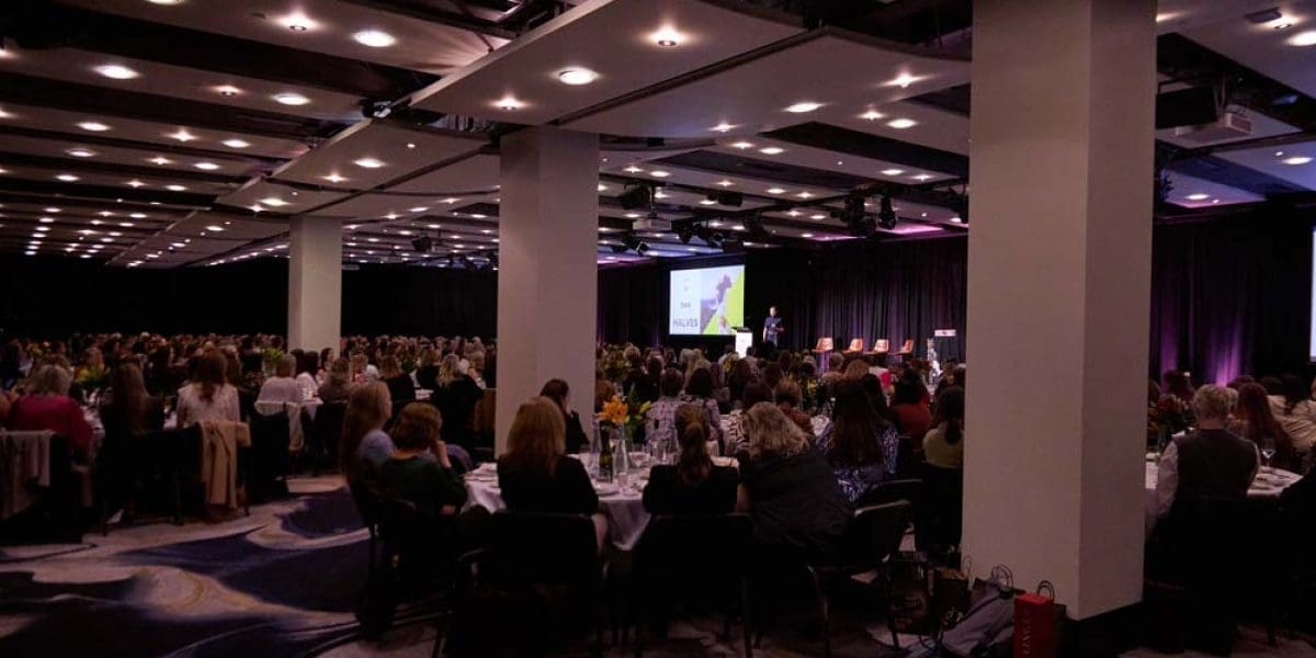 M2Woman_ConferenceRoom_Journey_To_Excellence_Danilophoto-0143