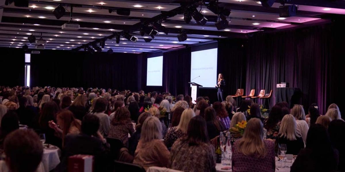 M2Woman_ConferenceRoom_Journey_To_Excellence_Danilophoto-018