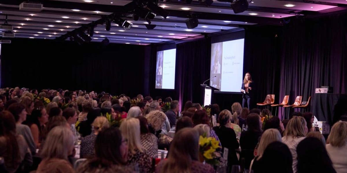 M2Woman_ConferenceRoom_Journey_To_Excellence_Danilophoto-021