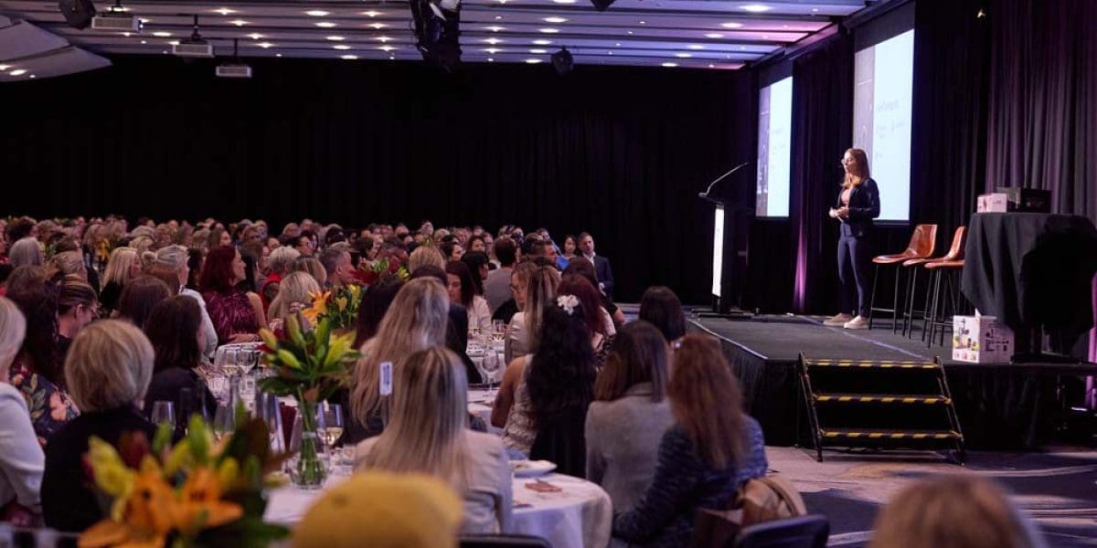 M2Woman_ConferenceRoom_Journey_To_Excellence_Danilophoto-025