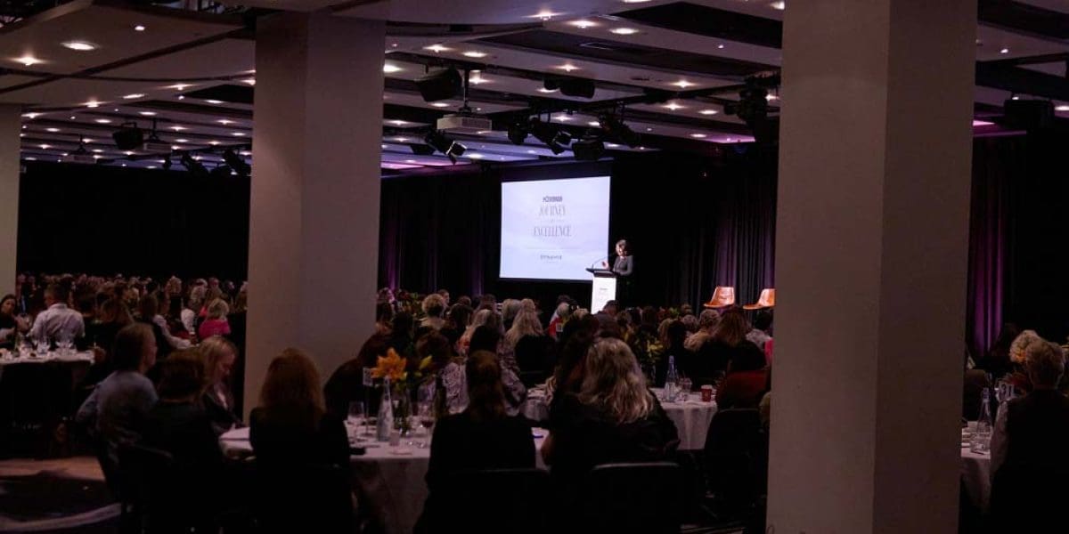 M2Woman_ConferenceRoom_Journey_To_Excellence_Danilophoto-0268