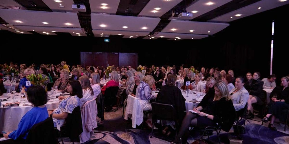 M2Woman_ConferenceRoom_Journey_To_Excellence_Danilophoto-0294