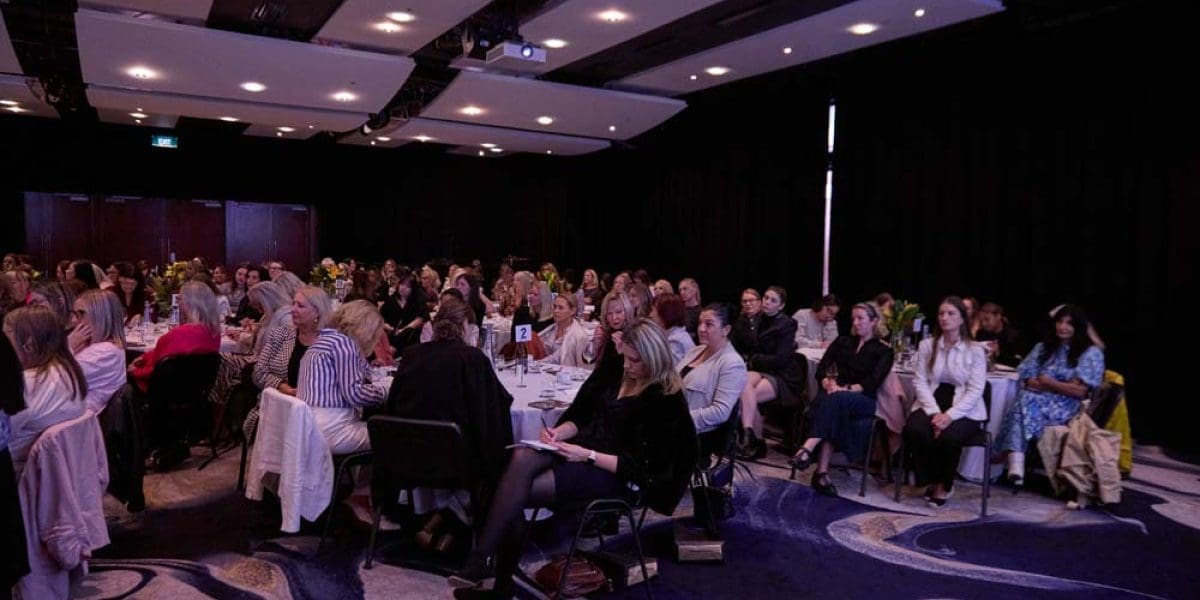 M2Woman_ConferenceRoom_Journey_To_Excellence_Danilophoto-0295