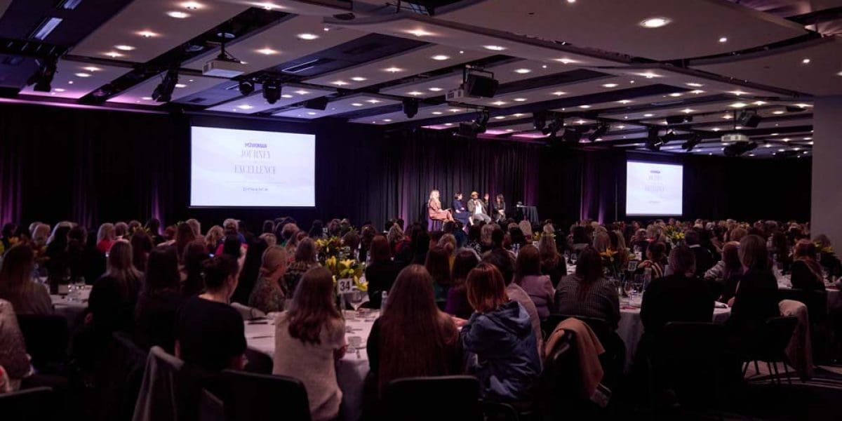 M2Woman_ConferenceRoom_Journey_To_Excellence_Danilophoto-0345