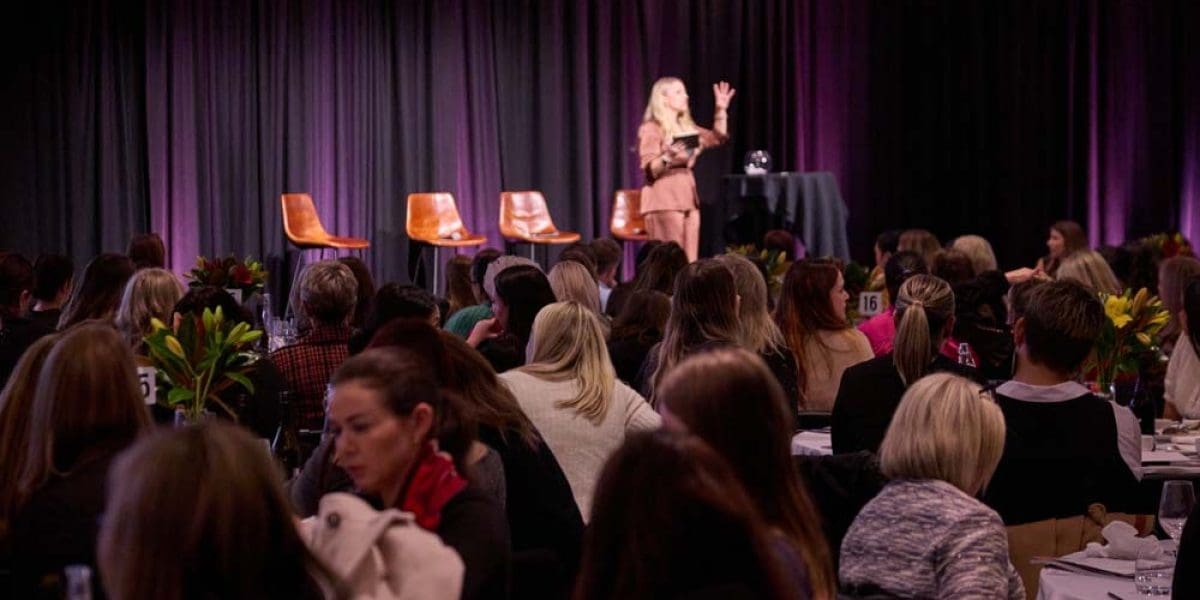 M2Woman_ConferenceRoom_Journey_To_Excellence_Danilophoto-0372