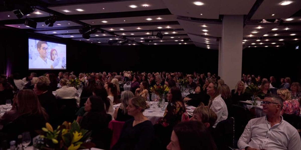 M2Woman_ConferenceRoom_Journey_To_Excellence_Danilophoto-070